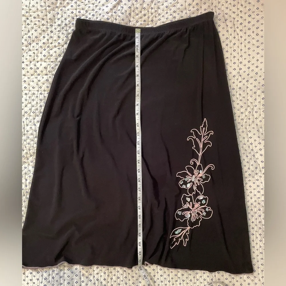 Vintage Y2K Susan Lawrence Black Skirt with pink piping and floral detail. Sz L